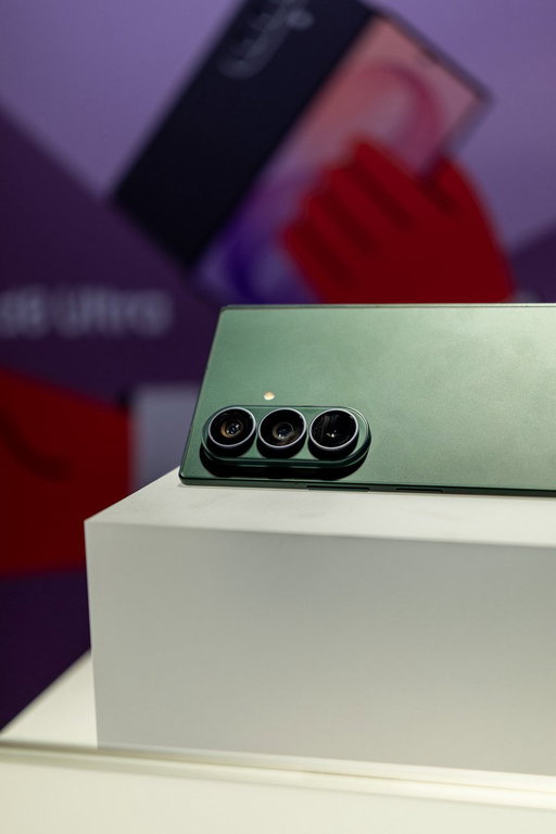Photos I took of the new Fold8 Ultra from Samsung here in London. Real world test video coming soon on YouTube. What do we think?

📷: Canon R6V (edited in Lightroom) 