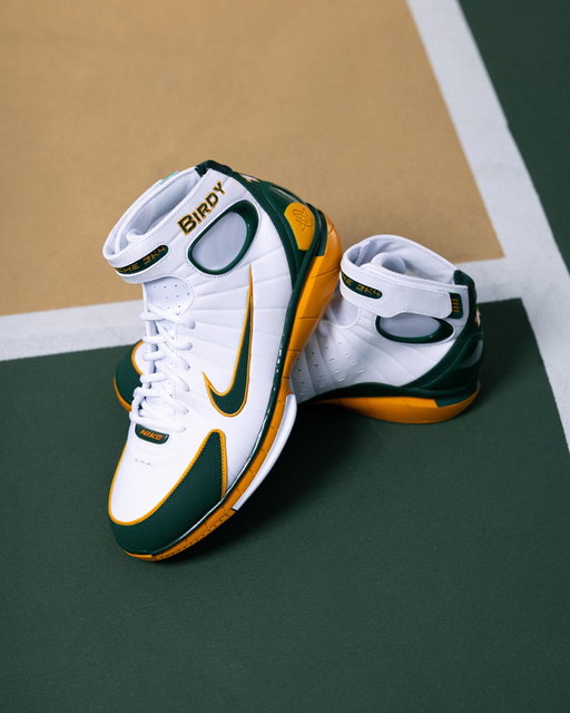"The Return" of a legend's signature 🖋️

The #Nike Air Zoom Huarache 2K4 "Sue Bird" 🏀 brings back one of the most recognizable basketball silhouettes with premium details inspired by one of the game's greatest floor generals.⭐

Available on 7/24, link: https://bit.ly/3RoT3wi 