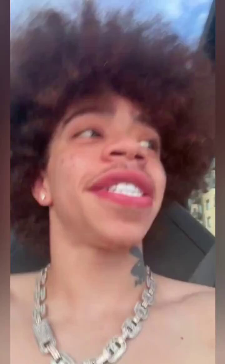 King reacts to PlaqueBoyMax's emotional moment at Streamer University, where OjaySuave pressed him over his "Diva" tattoo and wig-wearing.

🎥: livebitez/IG 