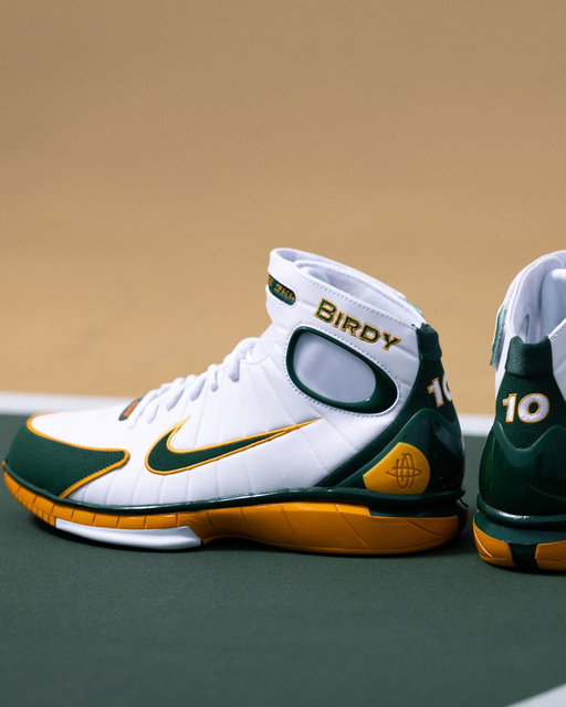 "Legacy" ⭐

Celebrating the legacy of Sue Bird, the #Nike Air Zoom Huarache 2K4 returns with a colorway honoring one of basketball's all-time greats.🏀

Available at 9am CST. Link: https://bit.ly/3RoT3wi 