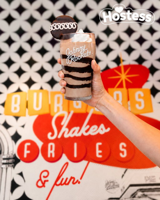 You weren’t ready to say goodbye, so we didn’t 🍦🍫🍰 A lunchbox legend, hand-spun to perfection with @dairy_alliance and @Hostess_Snacks 

Visit http://johnnyrockets.com/disclaimers for additional details and restrictions. 