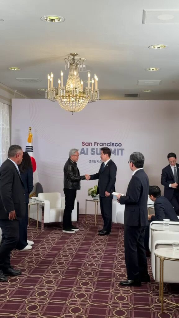 Korea has long been a technology leader, with the talent, industrial strength, and drive to help shape the AI era.

President Lee Jae Myung met with our CEO @JensenHuang today ahead of the San Francisco AI Summit to discuss deepening the partnership behind Korea’s national AI ambitions.