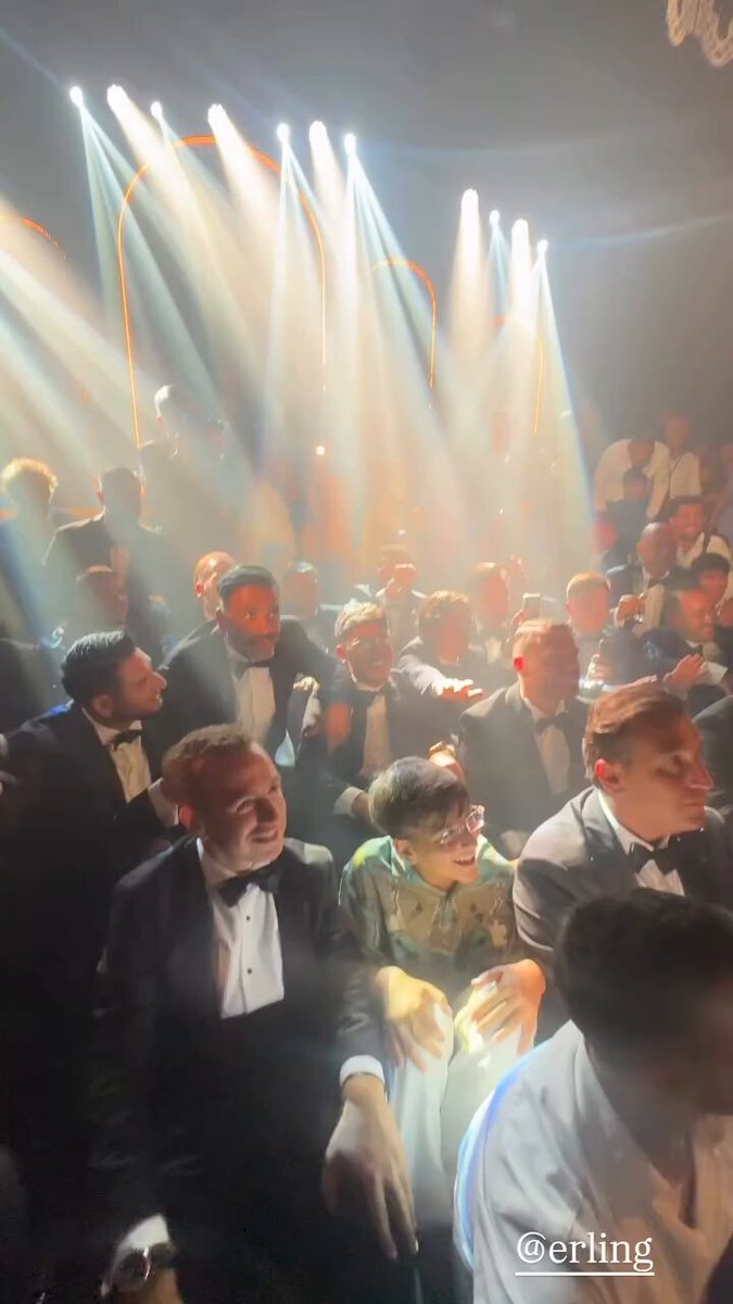 Erling Haaland really is a vibe 🔥 He had the entire wedding doing the Viking Row at Gianluigi Donnarumma’s wedding.

(🎥: IG/dott.ssa_annapaola_manfredonia) 