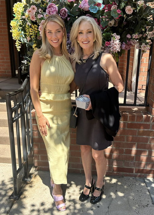 It’s my mom’s birthday today! Everyone wish her a happy birthday💕 