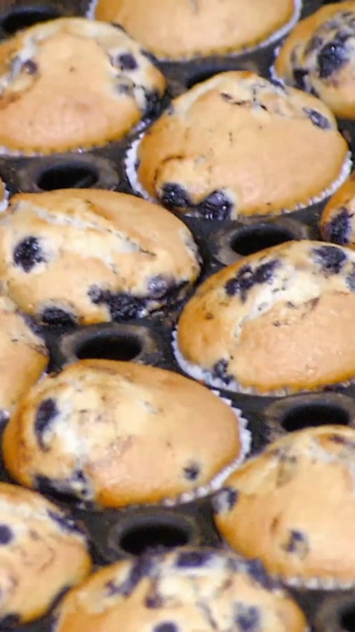 Making blueberry muffins in less than 2 minutes! #howitsmade #blueberrymuffins 
