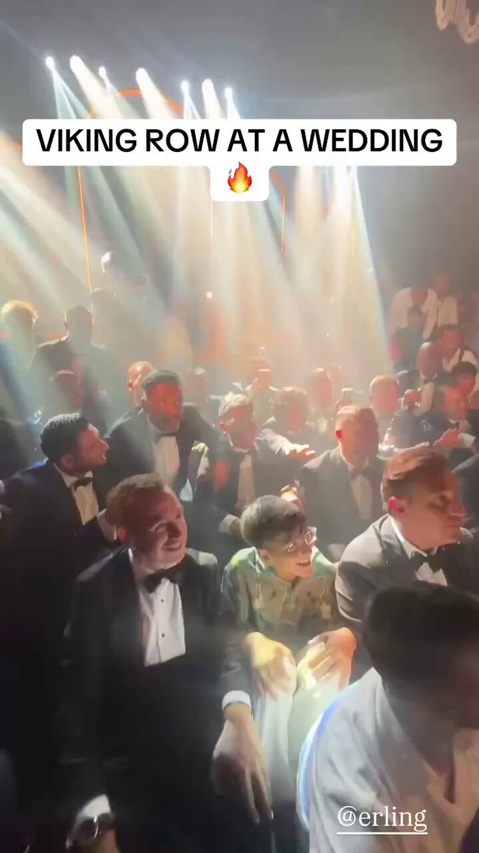 Erling Haaland lead the Viking Row at his teammate Gianluigi Donnarumma’s wedding 🚣

(via dott.ssa_annapaola_manfredonia/IG) 