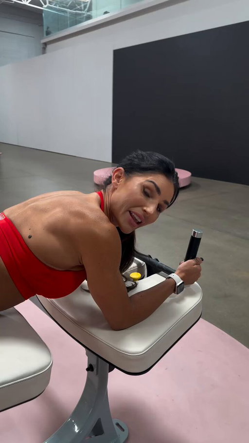 Comment “ME” if you’ve tried these two alternatives! 

Hamstring curls are amazing but if you workout at home and don’t have this machine here are two alternatives that work great! Try them out! Shoot for 10-15 reps! 