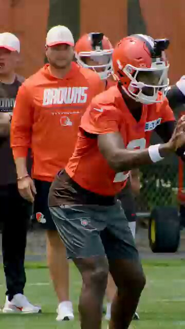 Perfect timing on this throw to Denzel Boston! 😏😤

#DawgPound 