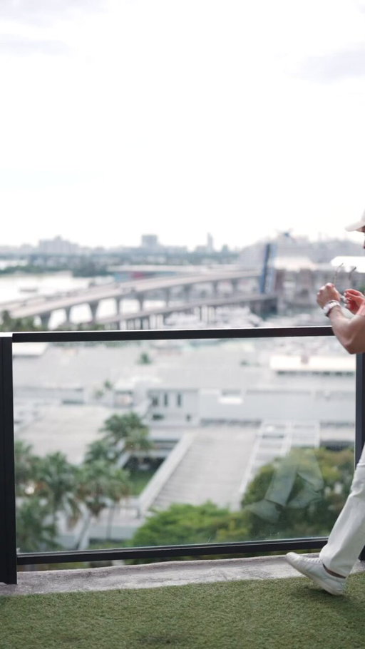 La magia de conectar y la suerte de coincidir 🔗🧡 
•
•
•
#PsychoBunny #MensFashion #Miami 