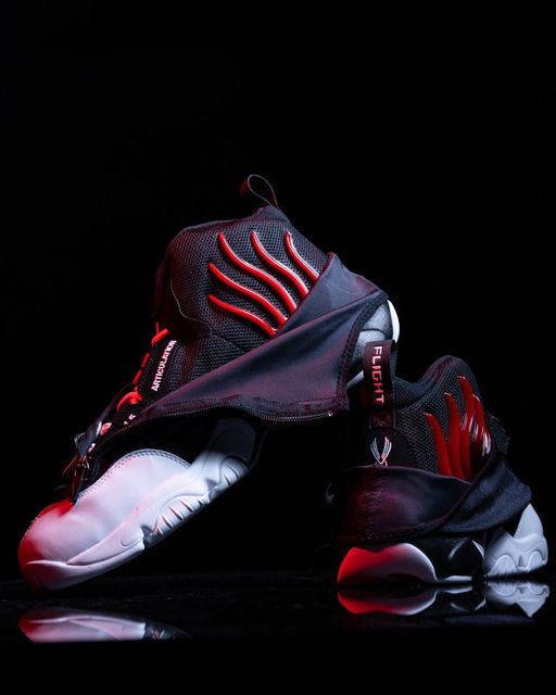 "The Glove" returns for just the second time since 1998 🚨, better than ever.

The #Nike Air Zoom Flight "The Glove" launches 7/31 in men's. Link: https://bit.ly/4vScnjA 