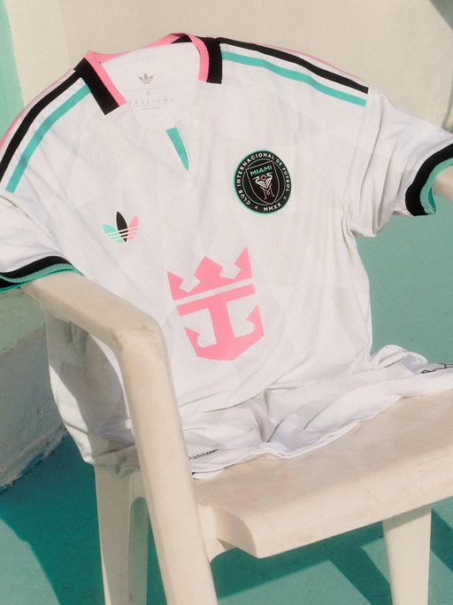 🚨𝑺𝑯𝑰𝑹𝑻 𝑨𝑳𝑬𝑹𝑻: The new Inter Miami away shirt.

After Mexico wore theirs at the World Cup and both Venezuela and Peru unveiled their shirts earlier in the year, Inter Miami are the first club to get a tricolour trefoil.

What do you think?🤔 