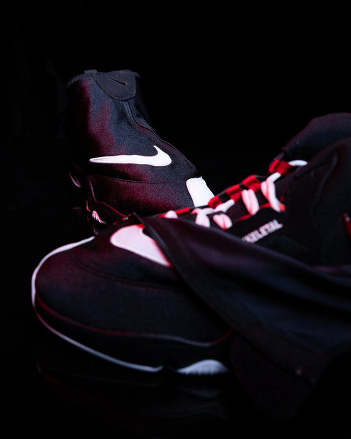 Layers of Heat🔥

The #Nike Air Zoom Flight "The Glove"🚨 will be available today at 9am CST in men's. Link: https://bit.ly/4vScnjA 