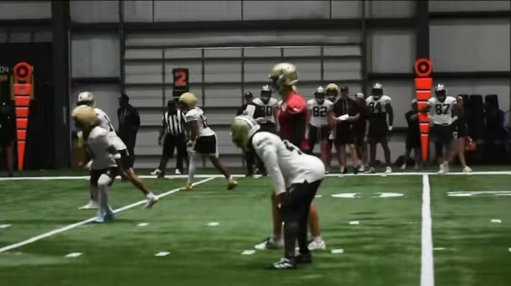 Alvin Kamara is splitting first team reps in training camp with Travis Etienne today 👀 