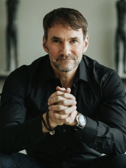 The most productive teams I coach have one thing in common.

They have replaced most of their meetings with something simple.

I have coached Fortune 100 executive teams for over 20 years, and the single biggest complaint I get is always about meetings: 🧵 