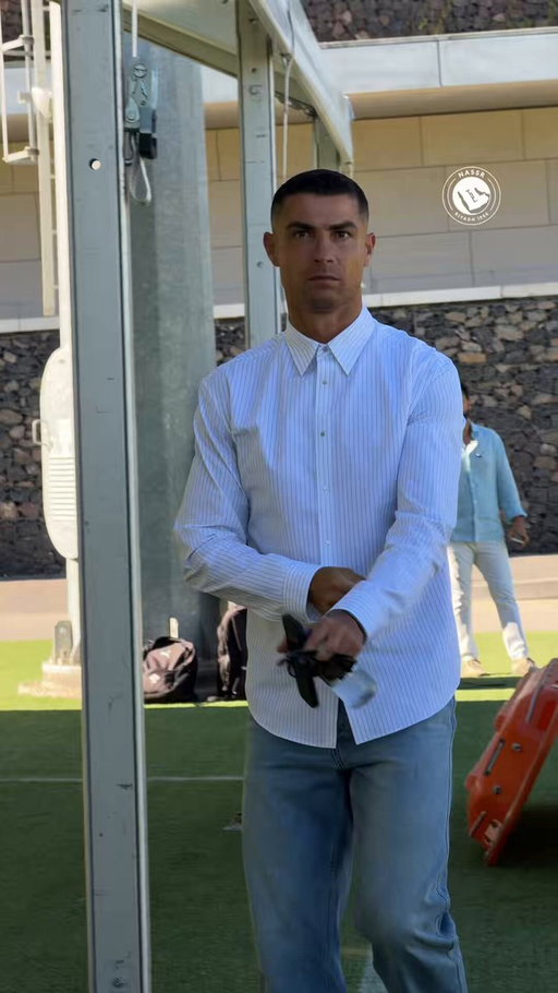 🚨NEW: Cristiano Ronaldo greets the squad prior to Al Nassr’s friendly clash against Almería. 