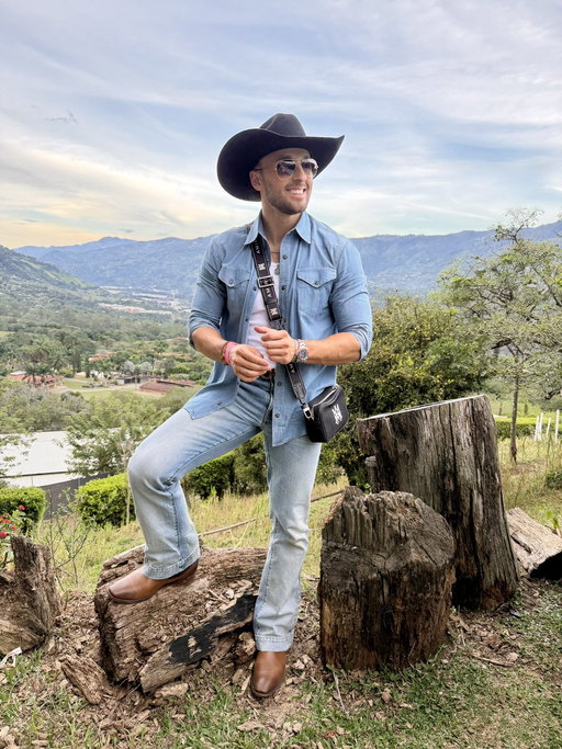 🤠🇨🇴 Medellín y la Feria de las Flores... una
combinación que siempre inspira. 🌸❤️🐎
•
•
•
#Colombia #FeriaDeLasFlores #Medellin #MensFashion 