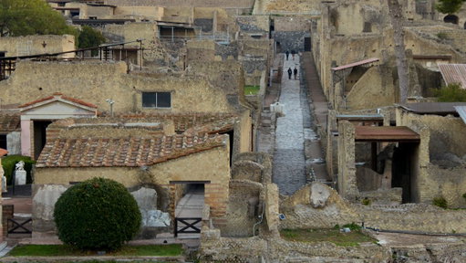 Have you ever been to Herculaneum? 

Learn all about one of the best-preserved ancient cities from “Professor” Tom Hiddleston https://on.natgeo.com/yDb9iT

#PompeiiOutOfTime with Tom Hiddleston is now streaming on @DisneyPlus and @Hulu. 