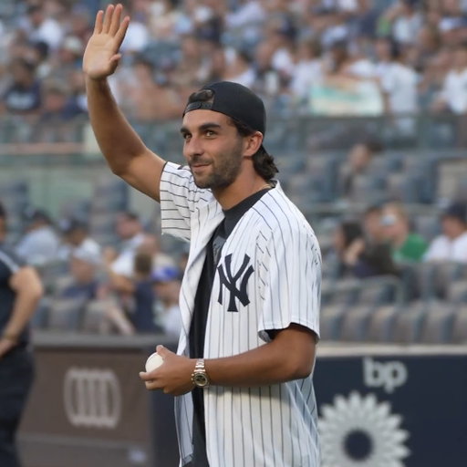 El Tiburón on the mound 🇪🇸

Ferran Torres throws out the first pitch at Yankee Stadium!

#Spain #Yankees #Soccer 