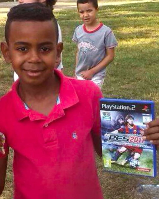 Lamine Yamal holding PES 2011, featuring Messi on the cover 🥹 