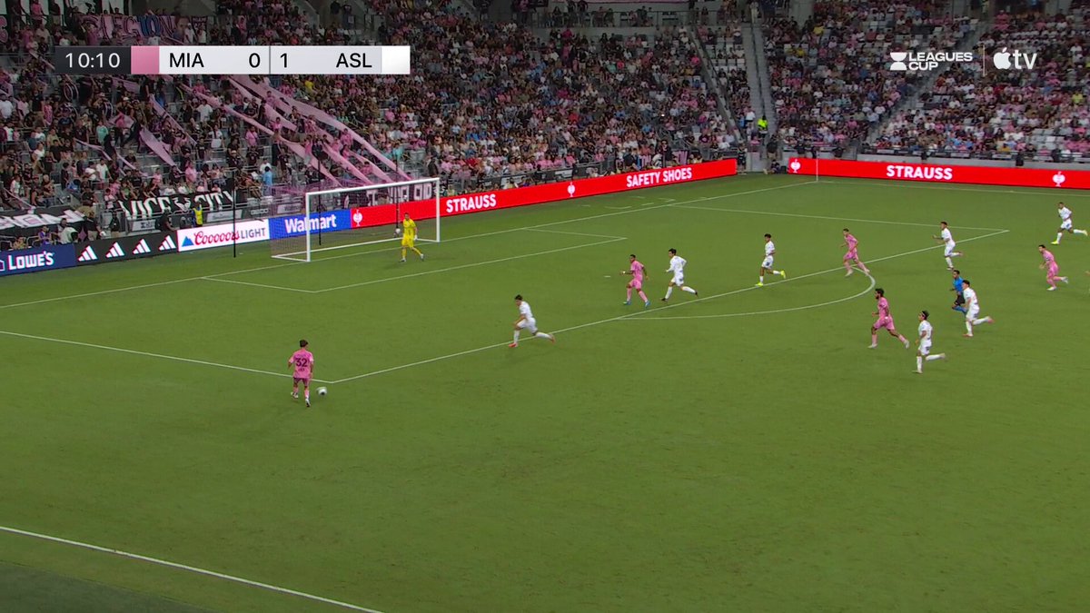 The finesse on this volley 🤤

One of two goals scored by Lionel Messi on his first start since the World Cup. GOAT doing GOAT things 🐐 
