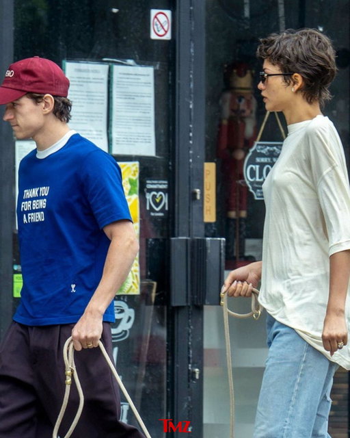 💍 EXCLUSIVE: Tom Holland and Zendaya show off wedding bands on a coffee date in London.

Photos: https://t.co/xtMa4LUkdl

📸: Backgrid 