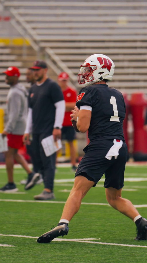 RT @BadgerFootball: Sticky fingers 🕸️ 
