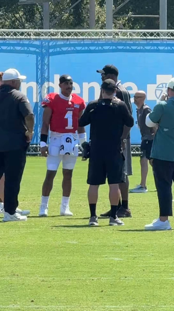 Friendly reminder that NFL players look mortal next to NBA players 😭

Jaylen Brown &amp; Jalen Hurts talking at training camp 