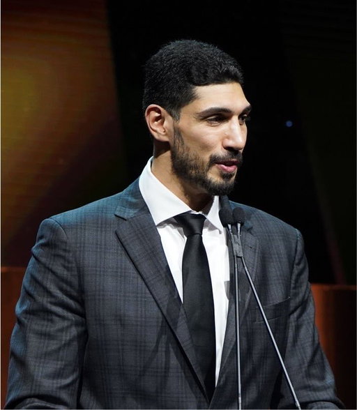 Enes Kanter Freedom has officially declared for the 2027 WNBA Draft 

He currently has a 32% chance of being drafted, according to Polymarket 

What is happening? 🫪 