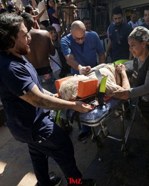 Insane videos show Colombia's 7.4 magnitude Earthquake, at least 22 dead.

See more: https://t.co/zeVEQtFhIF

📸: Getty 