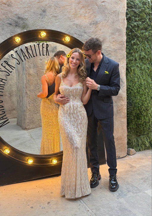 A few beautiful days in Marbella with family and friends and one very special night celebrating an incredible woman. Watching Lu be honoured by the Starlite Foundation for Human Impact Recognition was one of those moments where I just stood back and felt so damn proud. Proud of her heart, the way she shows up for people, and the love she puts into everything she does. Congratulations babe, you deserve all the awards!!! ♥️
-
Unos días maravillosos en Marbella con familia y amigos, y una noche muy especial celebrando a una mujer increíble. Ver a Lu recibir un reconocimiento de la Fundación Starlite por Reconocimiento al Impacto Humano fue uno de esos momentos en los que simplemente me quedé contemplando la escena, sintiéndome increíblemente orgulloso. Orgulloso de su corazón, de cómo se vuelca con los demás y del amor que pone en todo lo que hace. ¡¡¡Felicidades, cariño; te mereces todos los premios!!! ♥️