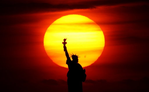 Today marks New York City’s final 8PM sunset of the year and will not return until May 2027.

📸:GETTY
ㅤ 