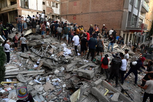Prayers for Colombia 🇨🇴❤️‍🩹
ㅤ
A 7.4-magnitude earthquake hit western Colombia, killing at least 132 people and injuring 570.
ㅤ
Rescue teams are searching collapsed buildings for survivors, and the government has declared a national disaster and sent soldiers to help.
ㅤ
The earthquake was felt as far as Bogotá and caused damage in several cities. In Pereira, 16 people trapped in cable cars for six hours were safely rescued.
ㅤ
The death toll could rise as rescue efforts continue

📸:GETTY