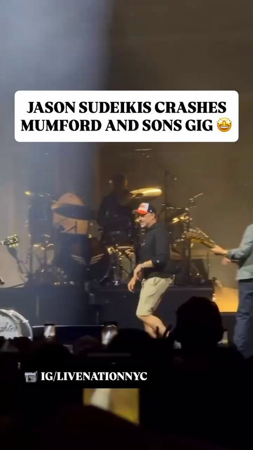 Just Jason Sudeikis and Marcus Mumford singing the Ted Lasso theme together in New York City 🤩 