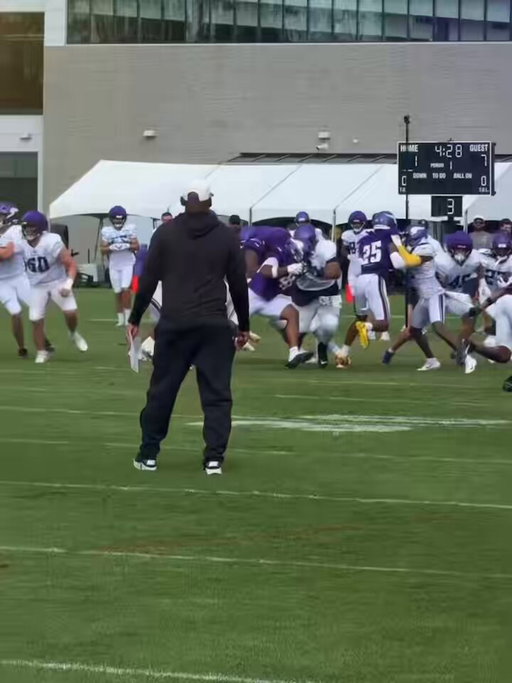Jordan Mason with a NASTY run to the outside in today’s training camp 🏃💨

(🎥 via @Vikings IG) 