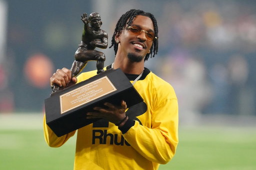 Jayden Daniels' camp requested that LSU return its copy of the Heisman Trophy, per @MattMoscona. 

LSU has no plans to return the trophy. 