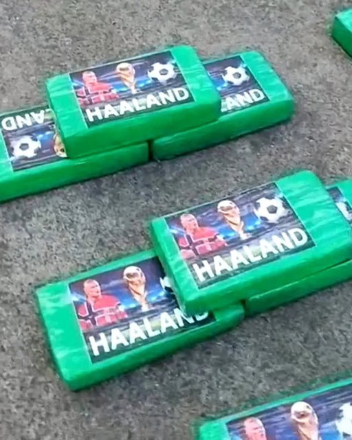 Ecuador police just seized 469kg of cocaine with Erling Haaland’s face printed all over the packaging. 

The shipment was hidden in a truck near the Colombian border and could’ve been worth millions in the U.S. or Europe.

[📸: via/ EcuadorNationalPolice] 
