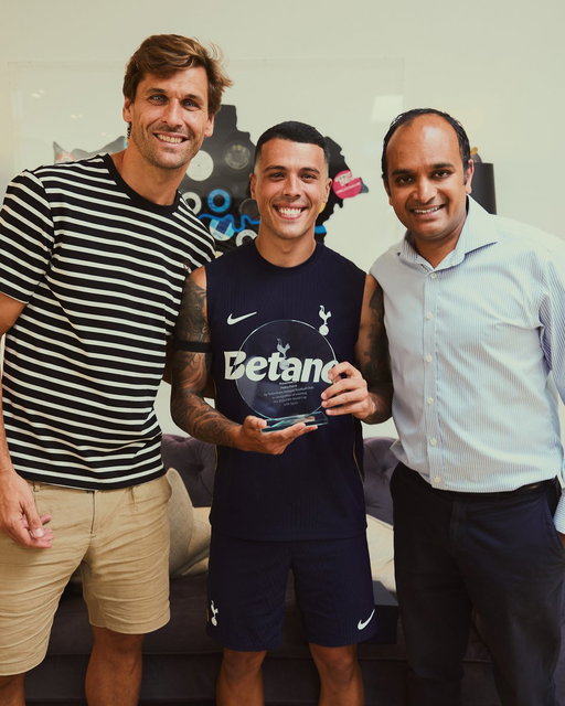 Pedro Porro was recognised for his part in Spain’s World Cup win upon his return to Hotspur Way 🏆

CEO Vinai Venkatesham, alongside former World Cup winner and Spain international Fernando Llorente, presented Pedro with an award for his achievement 👏 