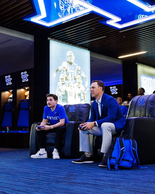 Your head coach would never 🎮 

Thanks for coming to hang out with us, @bordeauxyoutube . Full video coming soon 🎥 