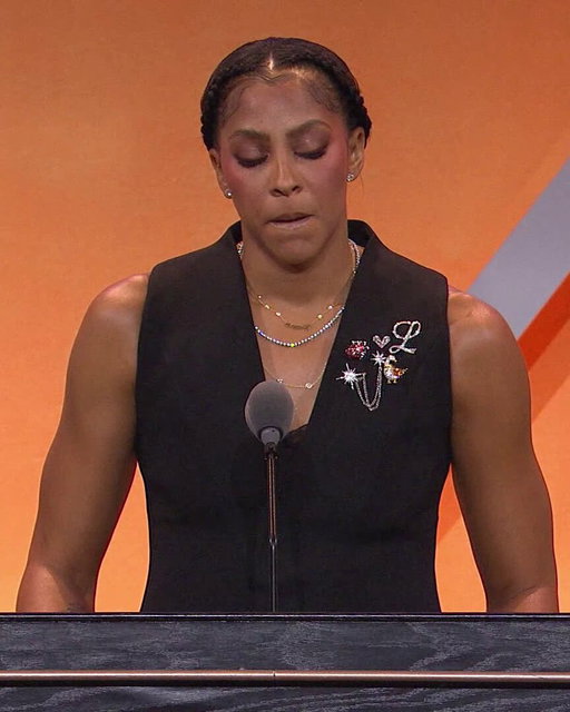 "In '97, my brother got drafted and traded on Draft night to the Sixers."

-throws basketball to Allen Iverson-

"And this guy right here became his teammate... the dominance and the impact he has is still felt today... I am sorry I am blown away by you having a suit that has Parker on it."

This moment between @alleniverson and @Candace_Parker during Parker's @Hoophall enshrinement speech 🥹