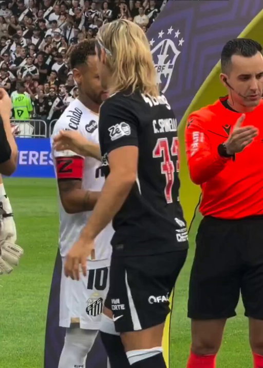 🚨TRENDING: Thiago Mendes completely ignored Neymar during the pre-match greeting for Santos vs Vasco.  
