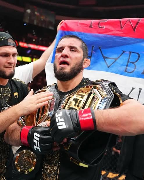 Max Holloway questions Islam Makhachev posing with two UFC belts, pointing out that while Islam is a double champion, he has only defended one of the titles.

“You’re a double champ, but you defended only one.”

🎥 @BlessedMMA 
