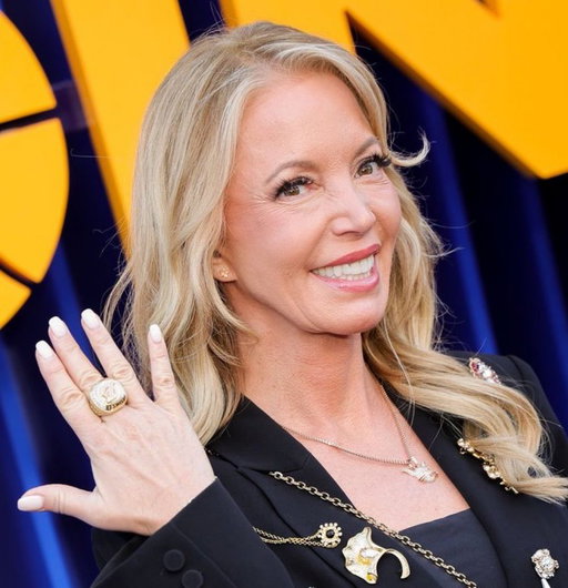 THINGS ARE GETTING MESSY IN LOS ANGELES 🤯🍿

Jeanie Buss’ lawyer says she has NOT agreed to sell, calling any family vote to sell "void."

Jeanie intends to maintain her role as Lakers Controlling Owner. 
