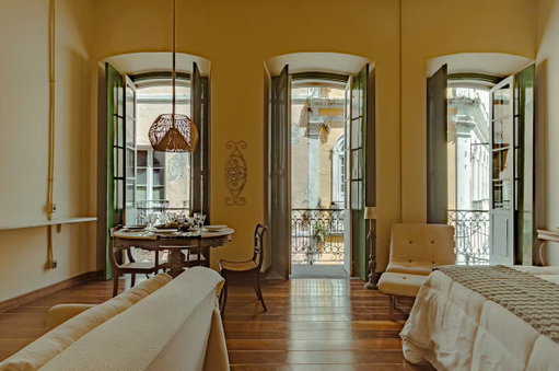 Um casarão em Ouro Preto, os azulejos de São Luís ou o pôr do sol nas fachadas coloridas do Pelourinho? A história do Brasil fica ainda mais interessante quando você pode passar a noite dentro dela. Encontre acomodações históricas no Airbnb e viva alguns tesouros nacionais de perto!