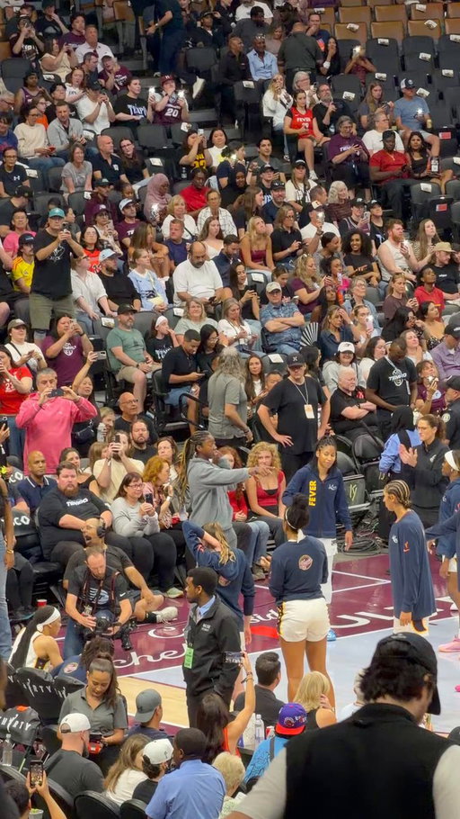 CAITLIN CLARK GETS INTRODUCED IN CANADA FOR THE VERY FIRST TIME TO A ROARING OVATION AT SCOTIABANK ARENA 🔥🍿 