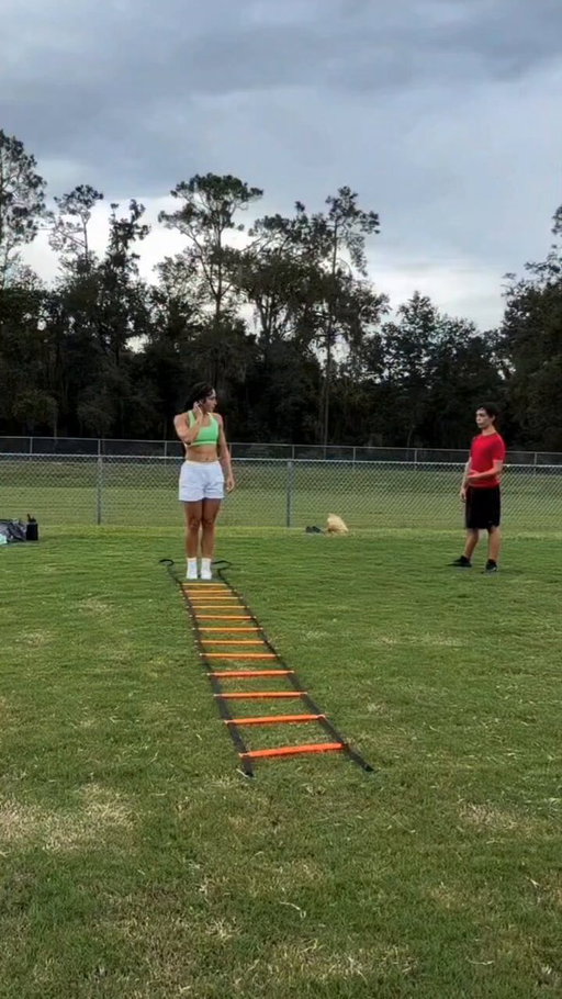 “Can I train with you? I just want a friend to train with.” 🥹 Love this beautiful moment of humanity… turns out in that moment they both needed each other. (🎥:annalette_) 
