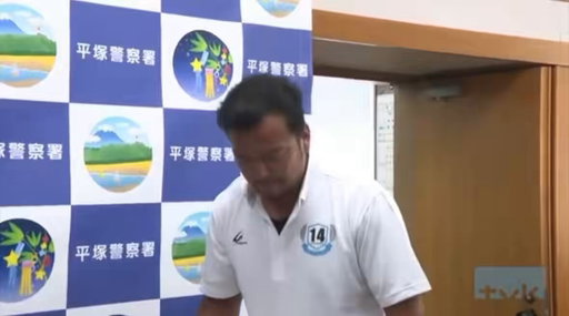 【話題】🇯🇵保健体育の男性教員、交通事故で出火した車のドアを曲げて運転手救出

・触ったら「これは曲げられる」と思った
・「普段特別なトレーニングをしていない」
・「火が見えた瞬間に助けなければと思い、とっさに行動した」

ドアを曲げた教員の甲斐政人さんに神奈川県警から感謝状が贈られた 