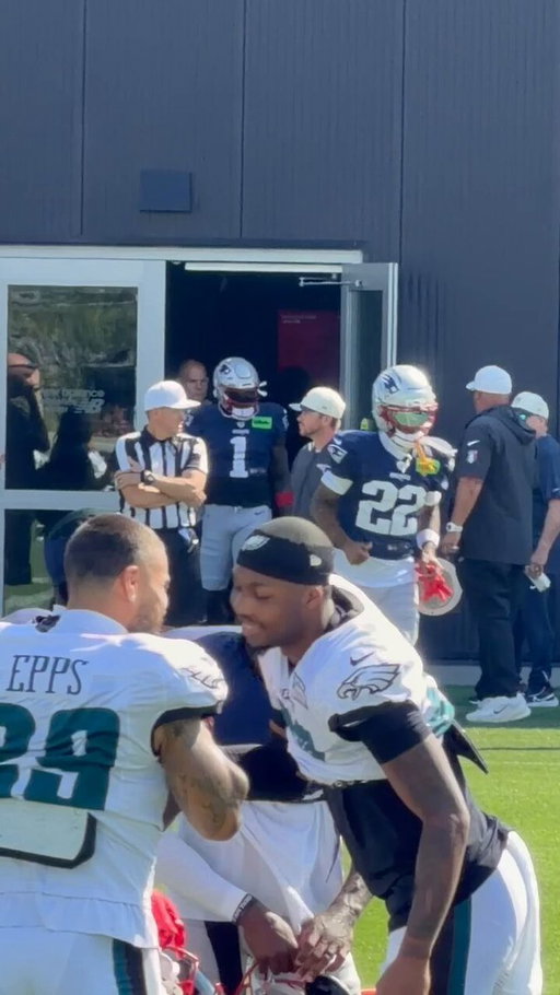 A.J. Brown daps up Big Dom before running past former teammates at Eagles and Patriots joint practice 👀 