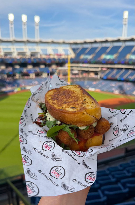 umm so the guardians have mozzarella stick sandwich???

mozz sticks, garlic toast, marinara, pesto mayo, balsamic, &amp; arugula for $14

would you try? #guardsball 