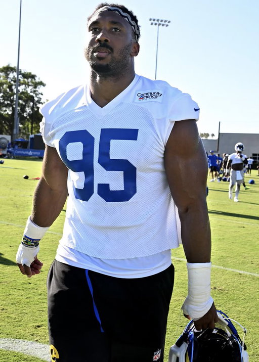 🚨NEW: The top defensive lines in the NFL:

1 - Los Angeles Rams
2 - Houston Texans
3 - Pittsburgh Steelers
4 - Philadelphia Eagles
5 - Seattle Seahawks
6 - Denver Broncos
7 - Baltimore Ravens
8 - Cincinnati Bengals
9 - Jacksonville Jaguars
10 - Detroit Lions

@PFF 