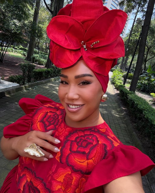 ¡Mexico,I wanted to show out for you!🇲🇽❤️

A custom Flor De Iguana Oaxaca 👗 Every detail celebrating the artistry, craft, &amp; culture that made this even more special🪡

Wearing a piece created in Mexico, while celebrating @OneSizeBeauty officially being HERE, pinch me 😭🥹❤️🇲🇽 